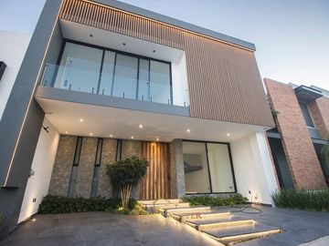 Hermosa casa en venta en Valle Imperial en Venta