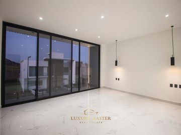 Hermosa casa en venta en Valle Imperial en Venta