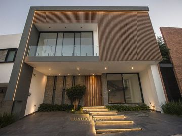 Hermosa casa en venta en Valle Imperial en Venta