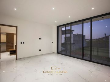 Hermosa casa en venta en Valle Imperial en Venta