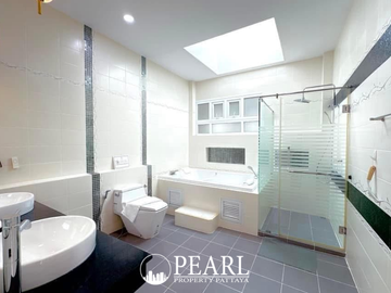 Modern pool villa in Dusit Pattaya Hill - 4 Bedrooms 2 Bathrooms