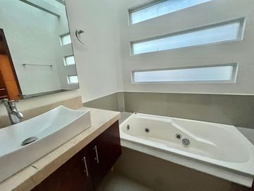 CASA EN VENTA  LA RIOJA