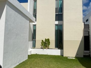Venta de Casa en Mérida, Conkal, Residencial Magnolia, Alberca privada