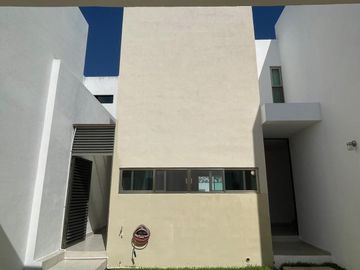 Venta de Casa en Mérida, Conkal, Residencial Magnolia, Alberca privada