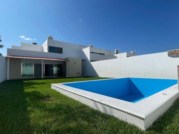 Venta de Casa en Mérida, Conkal, Residencial Magnolia, Alberca privada