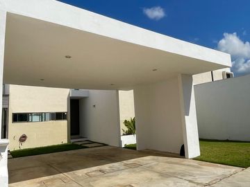 Venta de Casa en Mérida, Conkal, Residencial Magnolia, Alberca privada