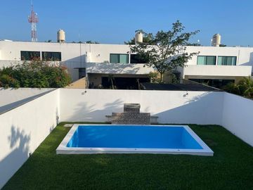 Venta de Casa en Mérida, Conkal, Residencial Magnolia, Alberca privada