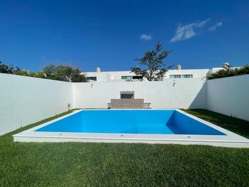 Venta de Casa en Mérida, Conkal, Residencial Magnolia, Alberca privada
