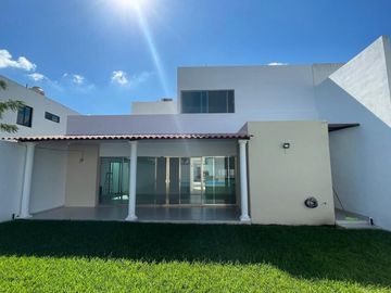 Venta de Casa en Mérida, Conkal, Residencial Magnolia, Alberca privada