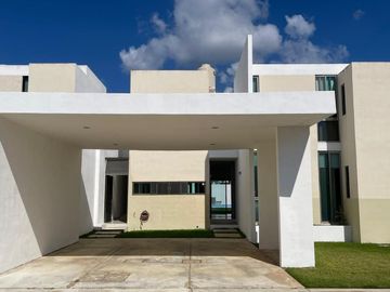 Venta de Casa en Mérida, Conkal, Residencial Magnolia, Alberca privada