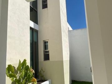 Venta de Casa en Mérida, Conkal, Residencial Magnolia, Alberca privada