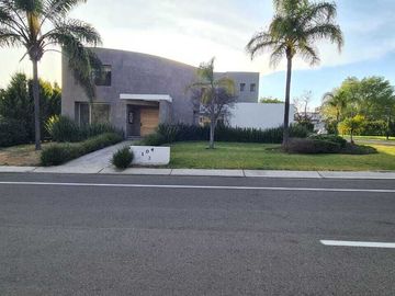 Casa en venta en Querétaro dentro del Club de Golf Campanario, de OPORTUNIDAD