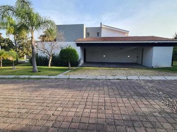 Casa en venta en Querétaro dentro del Club de Golf Campanario, de OPORTUNIDAD