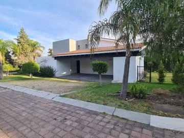 Casa en venta en Querétaro dentro del Club de Golf Campanario, de OPORTUNIDAD