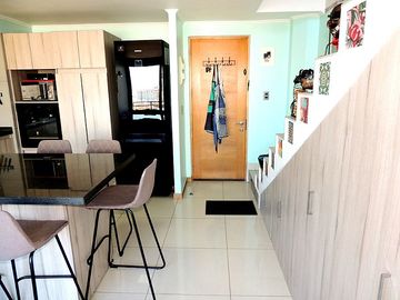 EXCLUSIVO DUPLEX REMODELADO IMPECABLE CON EXCELENTE ACCESO