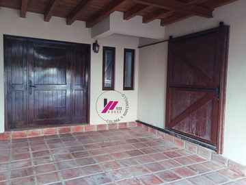 HERMOSA CASA EN CONDOMINIO REAL DE SANTIAGO