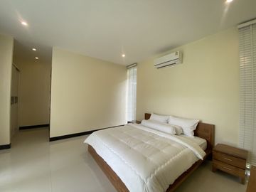 Idyllic haven for sale: 350sqm 4 bed 4 bath thee Priced at ฿10,900,000.