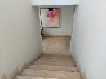 EXCLUSIVA RESIDENCIA EN PRADO LARGO, CON BUENOS ACABADOS