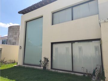 EXCLUSIVA RESIDENCIA EN PRADO LARGO, CON BUENOS ACABADOS