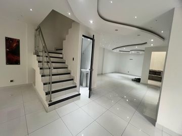 Casa En Venta O Renta En Condominio Sector Camino Real, Tres Niveles Con Zona Bbq