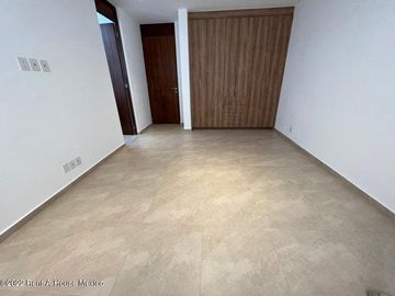 VENTA - Casa, cuarto de servicio, 4 recamaras 1 en planta baja. Cumbres del Lago