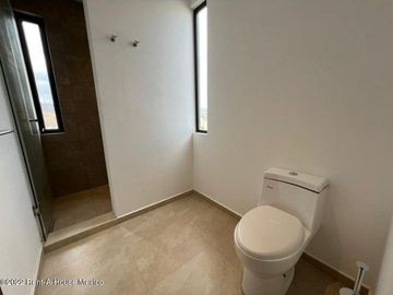 VENTA - Casa, cuarto de servicio, 4 recamaras 1 en planta baja. Cumbres del Lago
