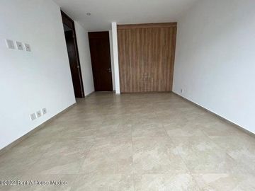 VENTA - Casa, cuarto de servicio, 4 recamaras 1 en planta baja. Cumbres del Lago