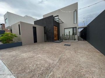 VENTA - Casa, cuarto de servicio, 4 recamaras 1 en planta baja. Cumbres del Lago