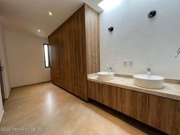 VENTA - Casa, cuarto de servicio, 4 recamaras 1 en planta baja. Cumbres del Lago