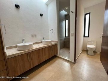 VENTA - Casa, cuarto de servicio, 4 recamaras 1 en planta baja. Cumbres del Lago