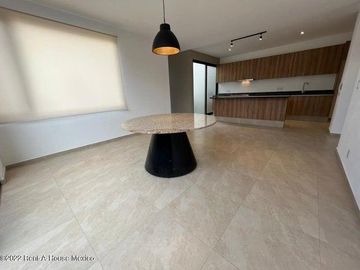 VENTA - Casa, cuarto de servicio, 4 recamaras 1 en planta baja. Cumbres del Lago