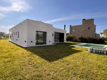 CASA EN VENTA EN CANNING 4 AMBIENTES A ESTRENAR