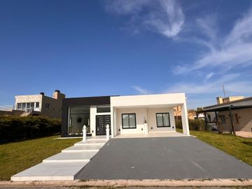 CASA EN VENTA EN CANNING 4 AMBIENTES A ESTRENAR