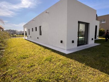 CASA EN VENTA EN CANNING 4 AMBIENTES A ESTRENAR