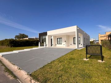 CASA EN VENTA EN CANNING 4 AMBIENTES A ESTRENAR