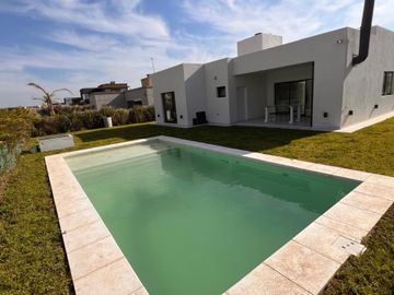 CASA EN VENTA EN CANNING 4 AMBIENTES A ESTRENAR