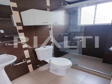 Departamento con Patio en Venta en la 6 de Diciembre y Rio Coca