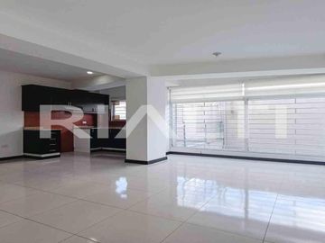 Departamento con Patio en Venta en la 6 de Diciembre y Rio Coca
