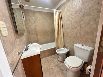 VENTA  DEPARTAMENTO 2 AMBIENTES   FRENTE  LUMINOSO   BALCON  COCHERA INDIVIDUAL  V.PUEYRREDON