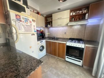 VENTA  DEPARTAMENTO 2 AMBIENTES   FRENTE  LUMINOSO   BALCON  COCHERA INDIVIDUAL  V.PUEYRREDON