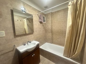 VENTA  DEPARTAMENTO 2 AMBIENTES   FRENTE  LUMINOSO   BALCON  COCHERA INDIVIDUAL  V.PUEYRREDON