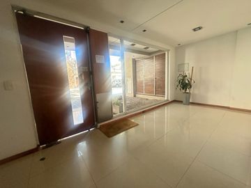 VENTA  DEPARTAMENTO 2 AMBIENTES   FRENTE  LUMINOSO   BALCON  COCHERA INDIVIDUAL  V.PUEYRREDON