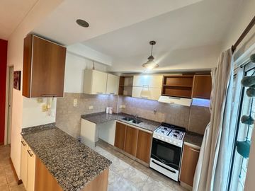 VENTA  DEPARTAMENTO 2 AMBIENTES   FRENTE  LUMINOSO   BALCON  COCHERA INDIVIDUAL  V.PUEYRREDON