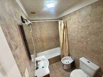 VENTA  DEPARTAMENTO 2 AMBIENTES   FRENTE  LUMINOSO   BALCON  COCHERA INDIVIDUAL  V.PUEYRREDON