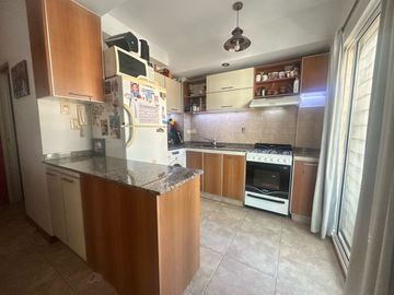 VENTA  DEPARTAMENTO 2 AMBIENTES   FRENTE  LUMINOSO   BALCON  COCHERA INDIVIDUAL  V.PUEYRREDON