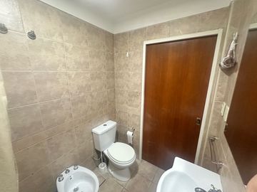 VENTA  DEPARTAMENTO 2 AMBIENTES   FRENTE  LUMINOSO   BALCON  COCHERA INDIVIDUAL  V.PUEYRREDON