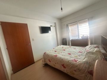 VENTA  DEPARTAMENTO 2 AMBIENTES   FRENTE  LUMINOSO   BALCON  COCHERA INDIVIDUAL  V.PUEYRREDON