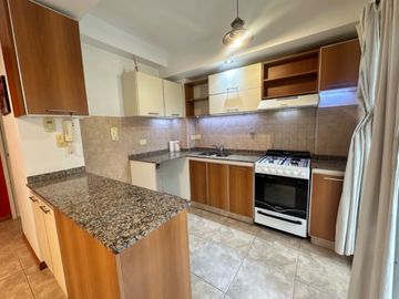 VENTA  DEPARTAMENTO 2 AMBIENTES   FRENTE  LUMINOSO   BALCON  COCHERA INDIVIDUAL  V.PUEYRREDON