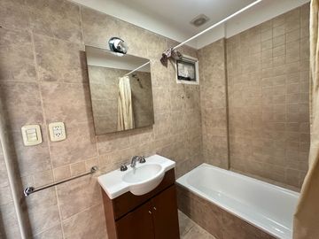 VENTA  DEPARTAMENTO 2 AMBIENTES   FRENTE  LUMINOSO   BALCON  COCHERA INDIVIDUAL  V.PUEYRREDON