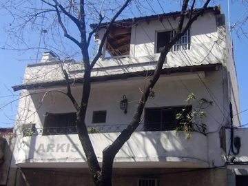 HERMOSO PH CON ENTRADA INDEPENDIENTE, TERRAZA Y QUINCHO, BALCON FRENTE AL PARQUE